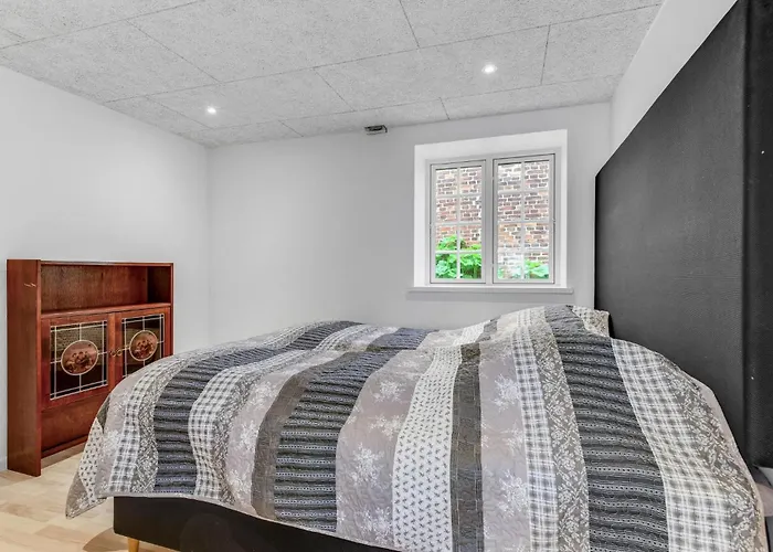 Pet Friendly In With Kitchen *